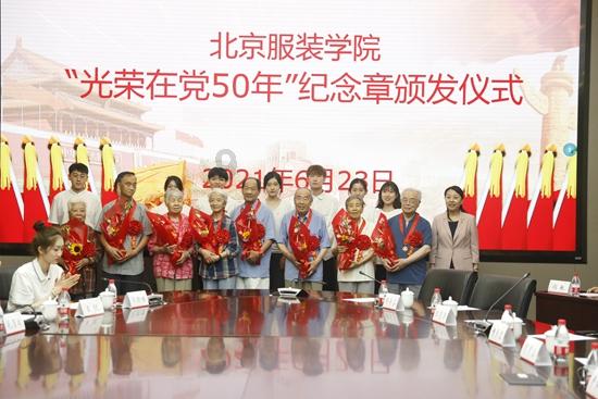 如何回答同事关于提前离开公司的询问呢？
